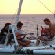 46- Les ados jouent de la guitare au coucher du soleil 